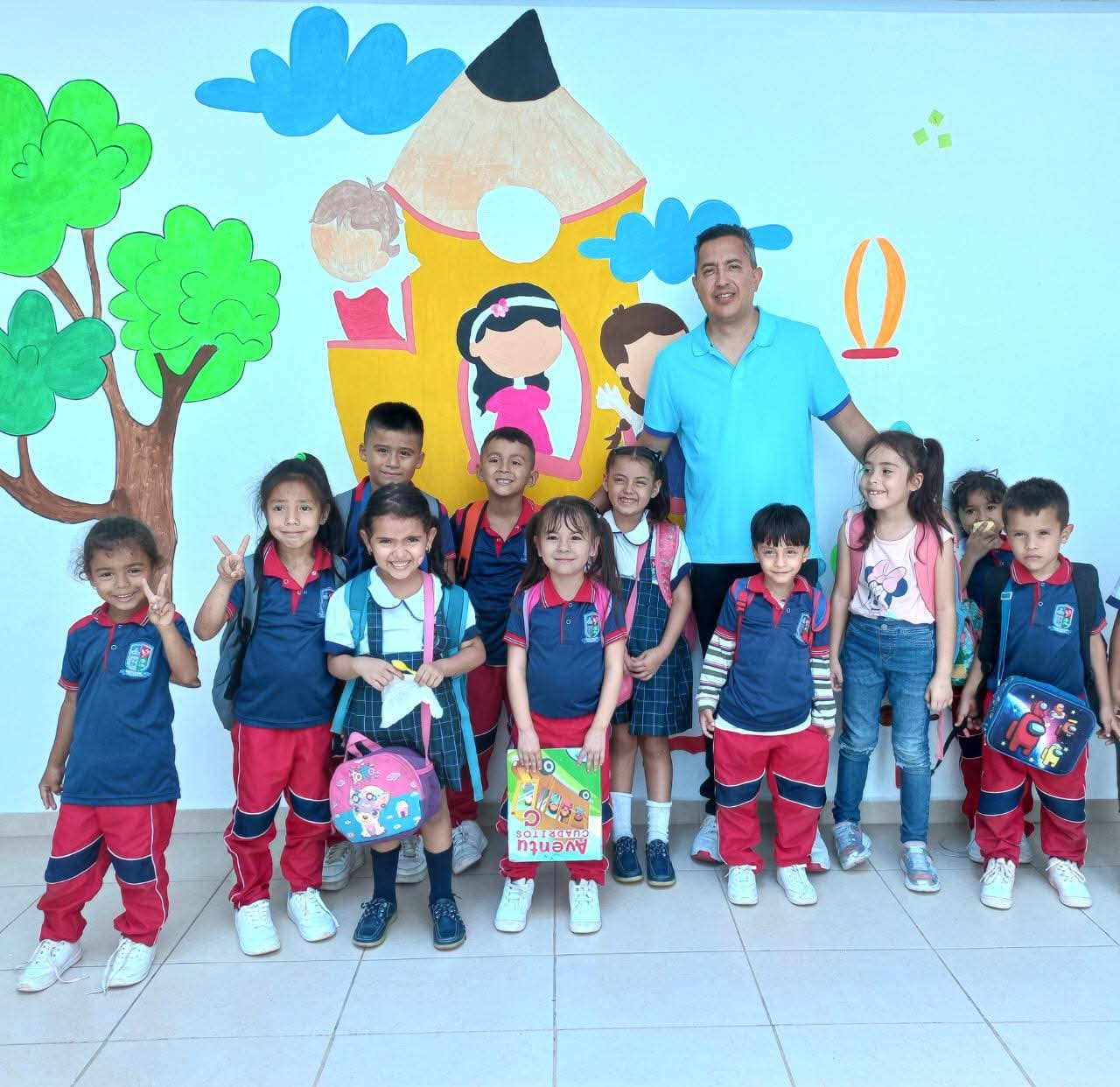Patrocinador junto a los ni&ntilde;os del colegio