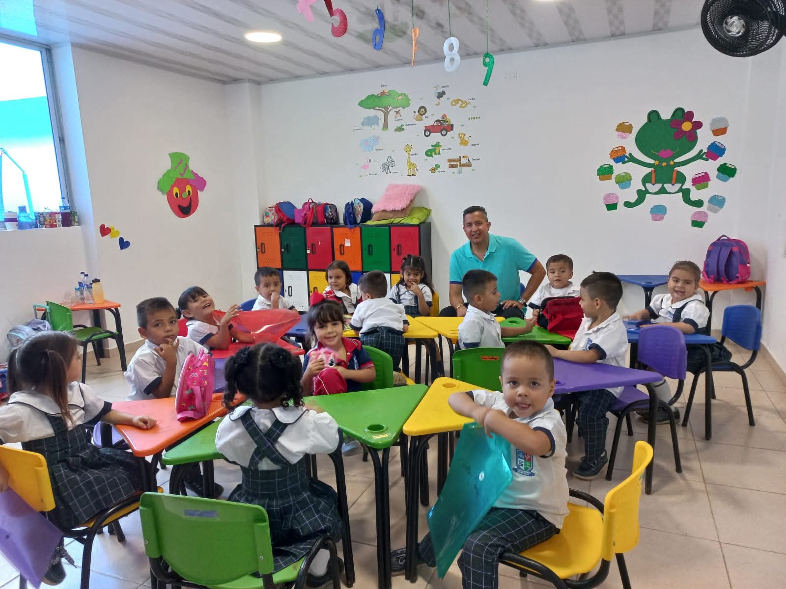 Patrocinador compartiendo con los ni&ntilde;os en el aula