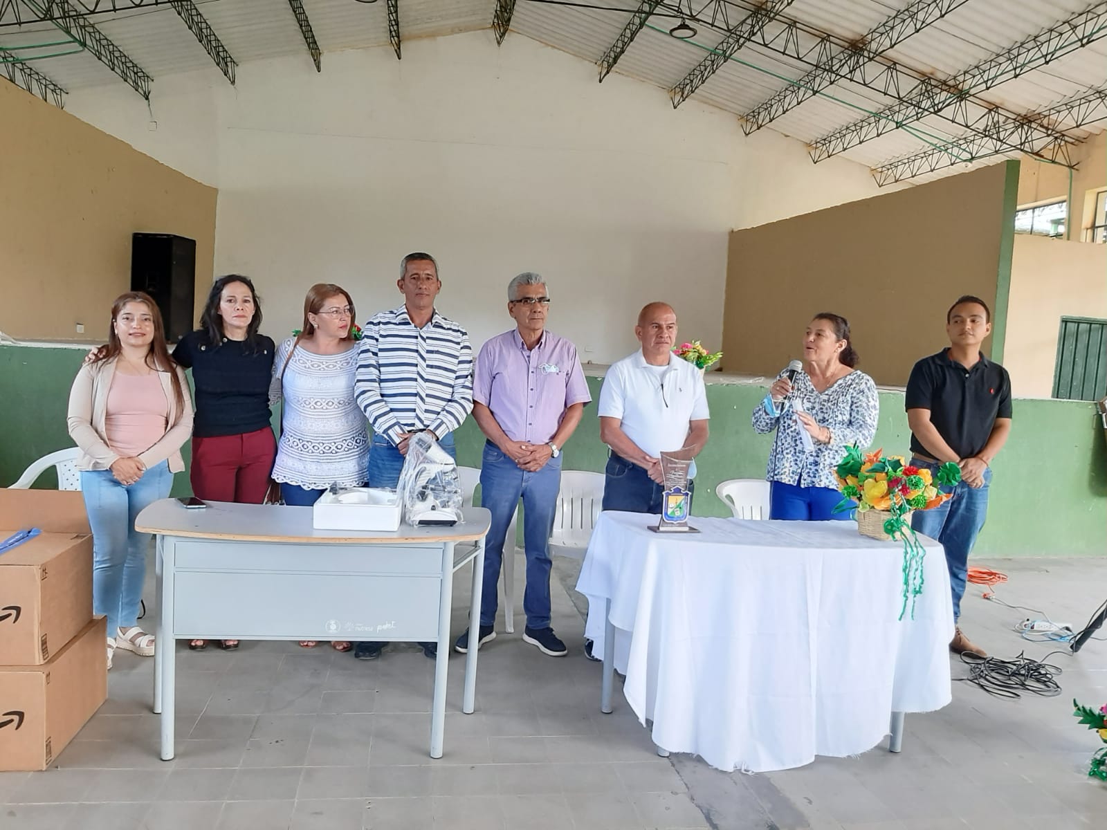 Entrega de microscopios por parte de la Fundación Iris Rincón al Colegio Manuel Murillo Toro