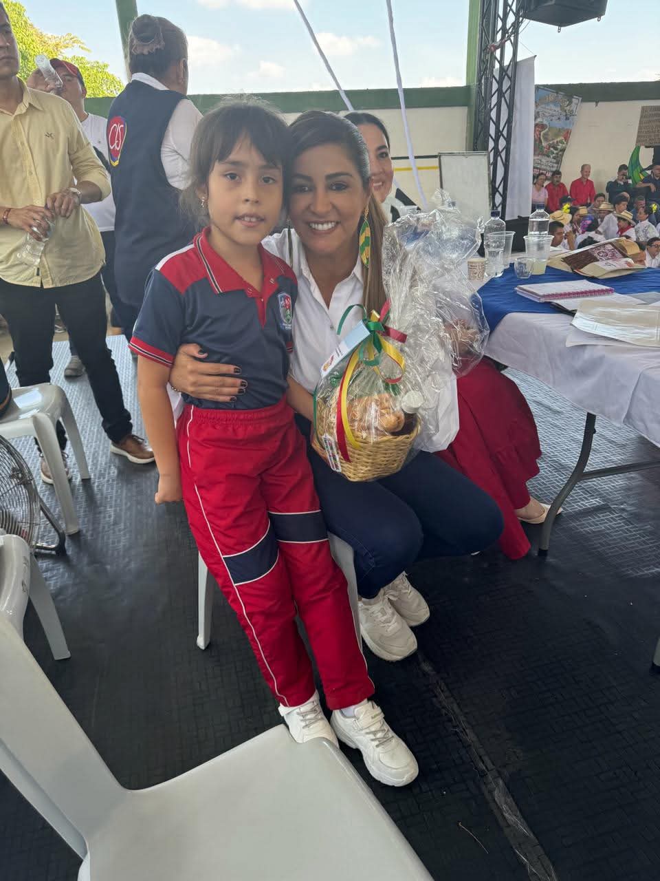 Gobernadora del Tolima entregando un regalo a una ni&ntilde;a
