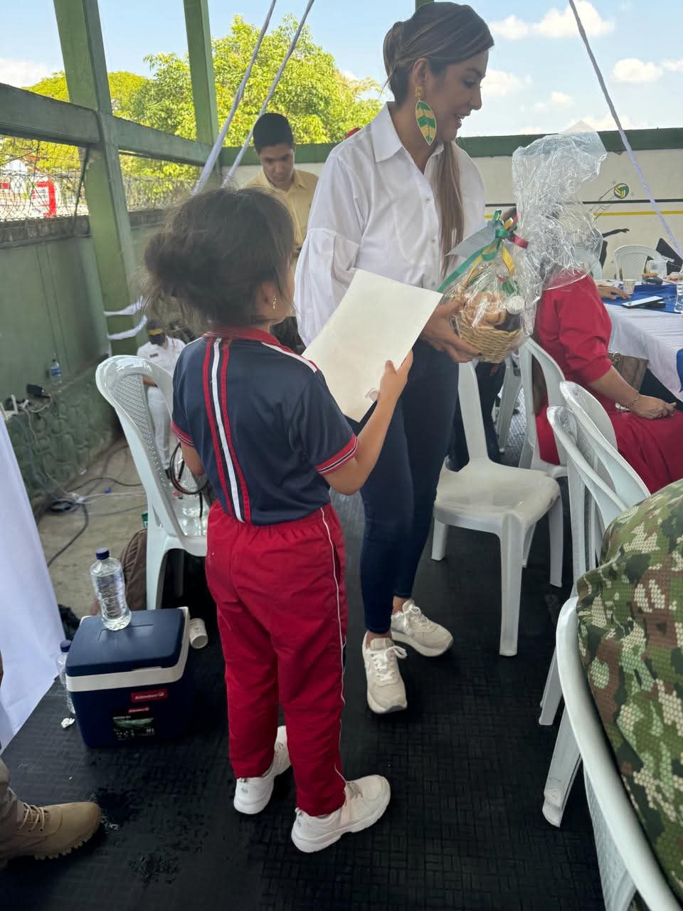 Gobernadora del Tolima durante la entrega de obsequios