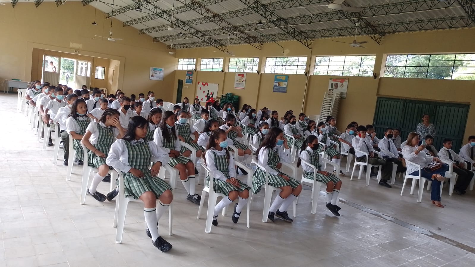 Estudiantes del Colegio Manuel Murillo Toro presentes en la entrega de microscopios